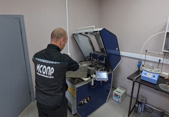 Лаборатория ООО «ИСОПР». Подготовка к проведению испытания а/б образца на стойкость к колееобразованию.