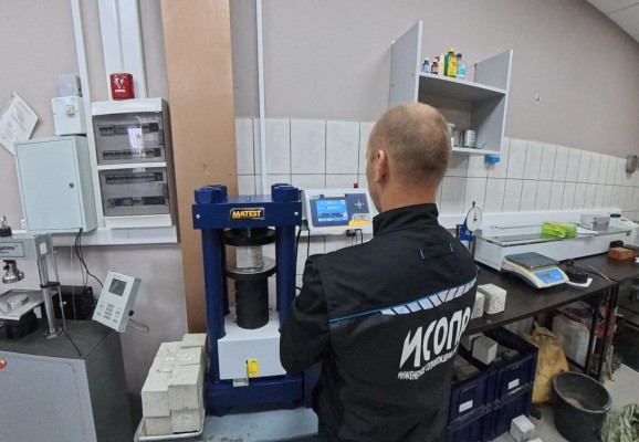 Лаборатория ООО «ИСОПР». Определение прочности бетона по контрольным образцам.