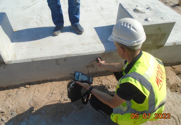 Приемочный контроль бетонной поверхности ростверка перед устройством  гидроизоляции. Контроль влажности диэлькометрическим методом электронным  влагомером МГ4-Б.