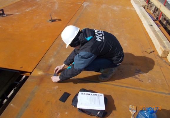 Операционный контроль сварных швов при устройстве металлического пролетного строения моста.