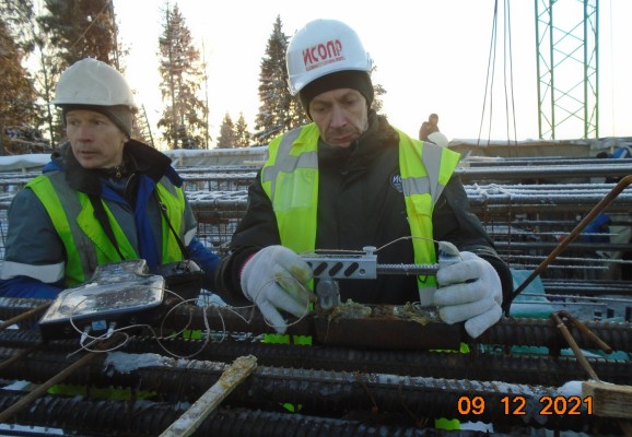 Операционный контроль сварных швов при устройстве арматурного каркаса монолитного пролетного строения путепровода.