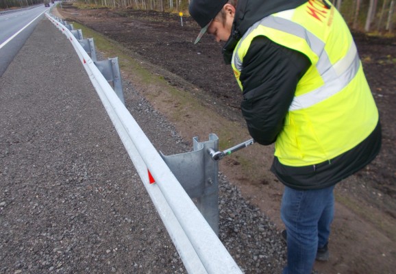 Операционный контроль затяжки высокопрочных болтов при устройстве барьерного ограждения.