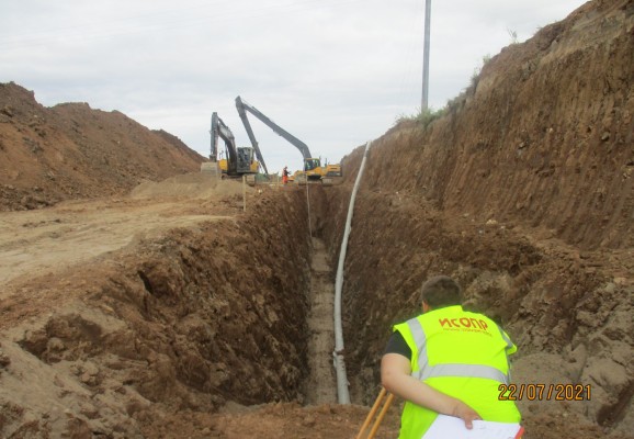 Операционный контроль высотных отметок дна траншеи при устройстве дренажа. 